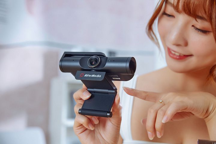 折疊式底座的設計與前代類似，因應機身重量，在防滑設計上也有所加強。