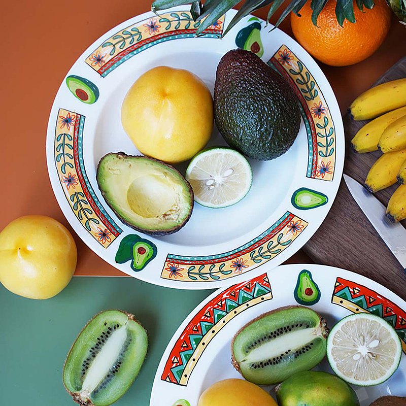 這個系列的靈感來源於墨西哥，湛藍色的天空萬裡無云，龍舌蘭調制的雞尾酒冒著氣泡，廣場上傳來迷人的音樂，空氣中夾雜著玉米片和牛油果醬的香氣。我們將墨西哥特產的牛油果與幾何及植物花紋圖案結合，稚童涂鴉一般的