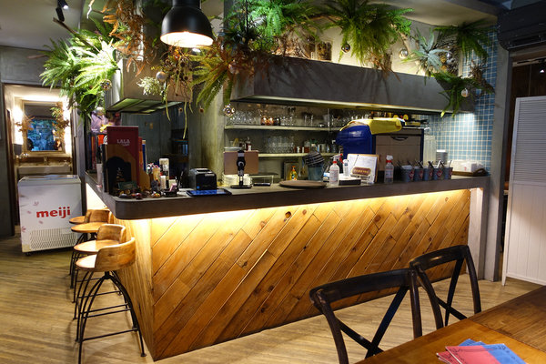 新竹東區竹科人及交大學生聚餐約會美式餐廳，LALA Kitchen新美式餐廳新竹科園店，餐點份量多楓糖鬆餅炸雞超好吃(含LALA Kitchen菜單) 