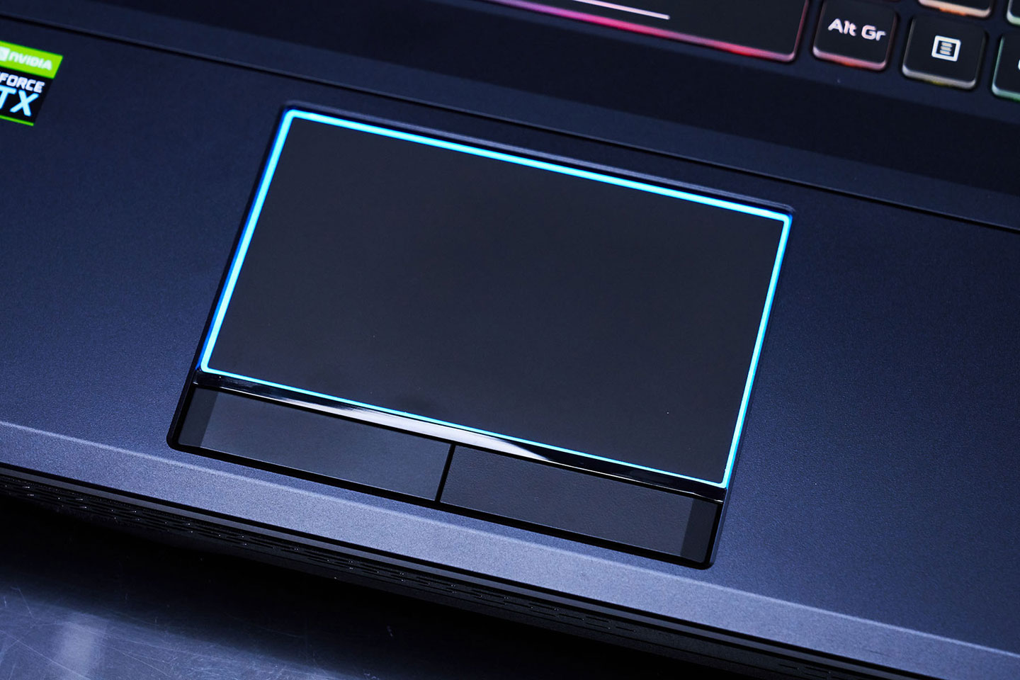 觸控板的外框配置了 RGB 燈條，與鍵盤很搭。