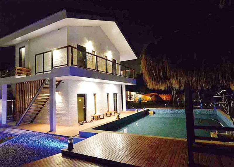 三灣「逗點露營區」營地、露營車與游泳池等硬體完備，一般住房也受銀髮客青睞。（圖／逗點露營區提供）