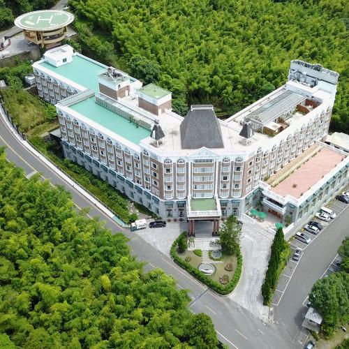 耗資數億，打造歐式路易十四風情 大型對外觀景窗戶，盡收竹林山色 山泉水三溫暖、游泳池、健身房