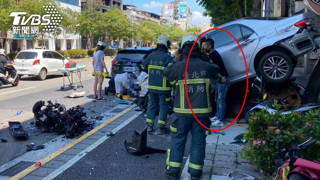 北市景美死亡車禍！轎車疑狂飆失控 衝人行道撞死騎士毀9車 Tvbs Line Today