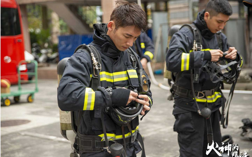 溫昇豪重視著裝的每個細節。（圖／公共電視提供）