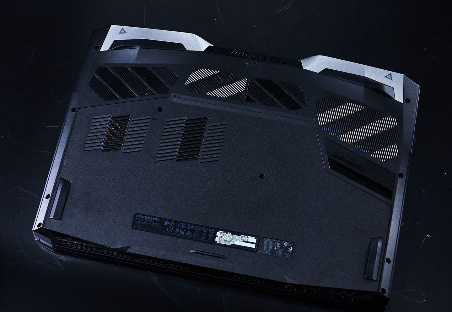 機身底部可見大面積的散熱孔，以不同方向分布的格柵式手法也成功提升視覺上的變化性。