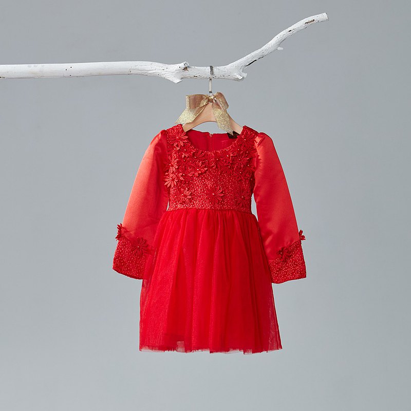 設計師手工縫製層層堆疊且細緻的網紗,華麗而不失優雅 配飾點綴,恰如其分的襯托女孩的氣質,立即成為眾所矚目的焦點