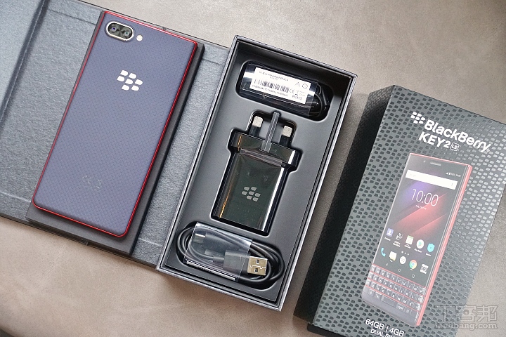 盒內包裝除了手機之外，還有 Type-C 充電線、充電器、3.5mm 耳機，因為我們借到的不是台灣上市版本，因此充電器插頭非台灣插頭。