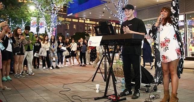 街頭藝人唱到一半...「原唱現身跟著唱」！路人聚集狂拍：超幸運