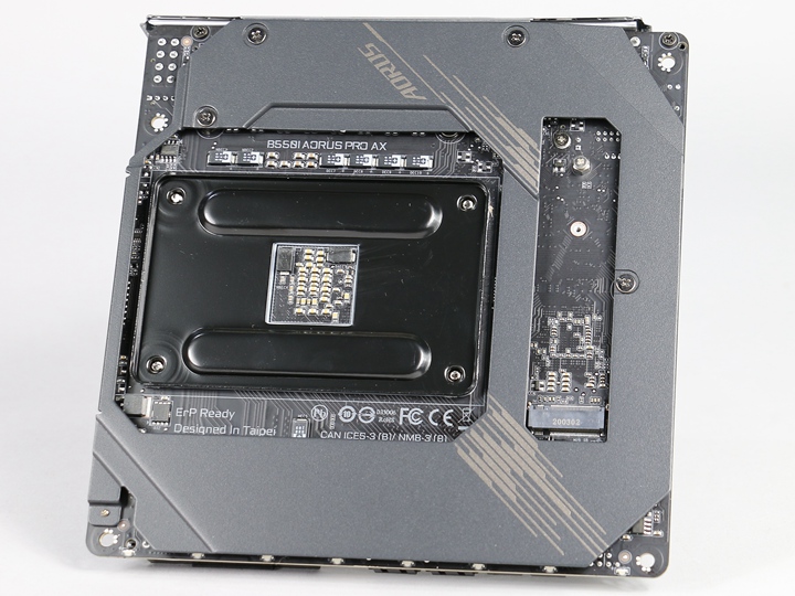 除了正面的散熱設計外，B550I AORUS PRO AX主機板也在主機板背面加裝一塊金屬散熱背板，不僅增加更大的散熱面積，也提供安裝主機板的強固性。