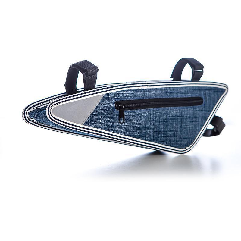 產品特色 1000D Nylone Cordura牛仔紋路搭配海軍藍白條紋與反光條設計 可安裝在單車上管下，使用方便 魔術貼和插口的完美組合固定，適合各式車種快速拆卸，可當手拿包使用 防潑水設計，不怕