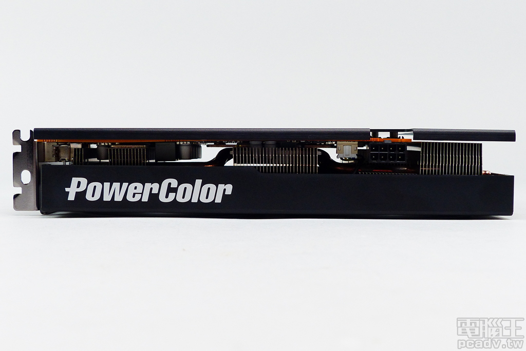Red Dragon RX5500XT 8GB GDDR6 顯示卡側邊印製自家 PowerColor 商標。
