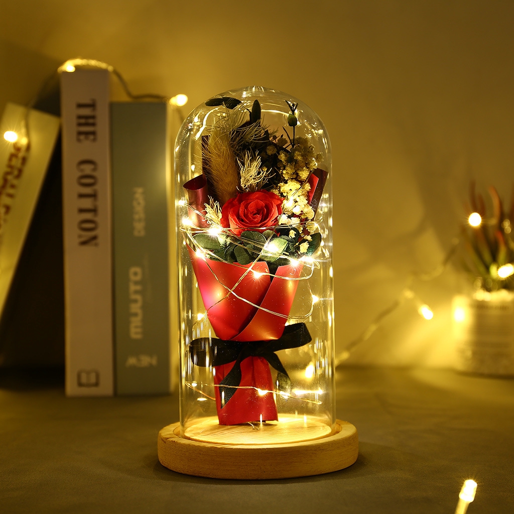 *****關注有禮******：關注我，可以領取一張滿359減20的優惠券產品重量：淨重318g 毛重412g 材質：玫瑰花+乾草+玻璃罩+木質底座+20led銅線燈產品尺寸：21.5*11.3*11.3cm包裝：紙盒+泡沫包裹包裝尺寸：26.8*13.5*13.5cm備註：產品使用3節7號電池，銅線燈為20led，功能常亮，銷售不帶電池包裝信息：燈罩為玻璃材質，底座為木質材料，包裝有泡沫全包裹，外包裝還有紙盒