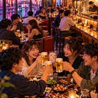 ネオン街の居酒屋でみんなでワイワイ話そ！