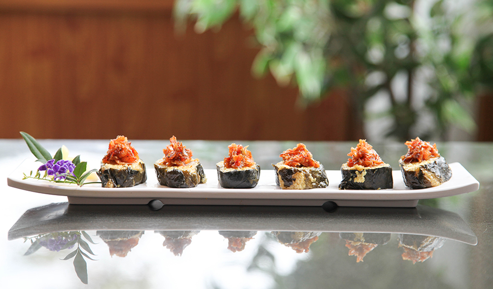部落傳統的小米粽做成壽司形狀，加上櫻花蝦讓視覺與味覺更加分。馬告則和孜然、胡椒等香料混合，作為烤黑豬肉的獨門醃料。(攝影/Naru)