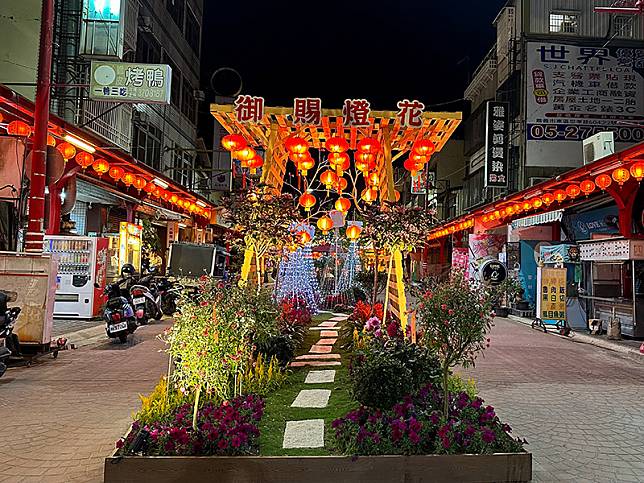 全台唯一「御賜燈花」在嘉義縣朴子配天宮璀璨登場。（記者張翔翻攝）