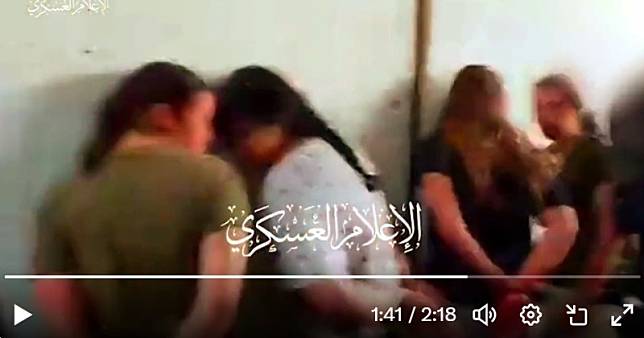 網上流傳多段影片顯示出哈瑪斯偷襲以色列邊境軍事基地的過程，多名以色列女兵被俘。 圖：翻攝X（前推特）
