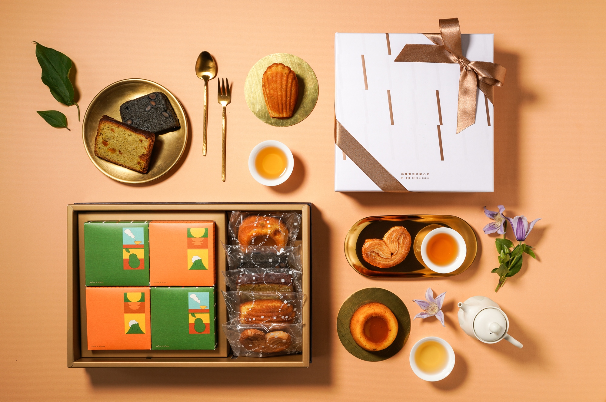 珠寶盒法式點心坊推出八款禮盒迎中秋！圖為「繁星秋月」禮盒包含兩款月餅及五款法式甜點，呈現融合台灣風味的法式點心，每盒售價1,100元。(圖片提供/珠寶盒法式點心坊) 