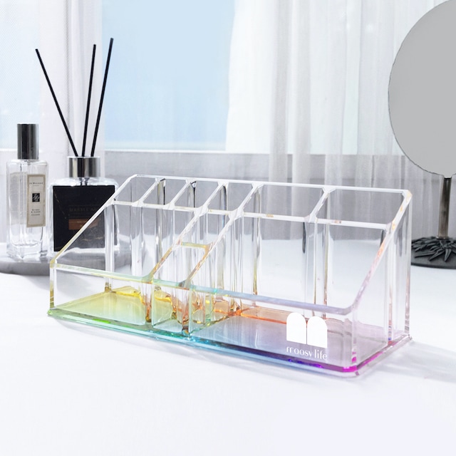 「微收納」最佳代表，10格大小分隔，一盒搞定——虹色Ｔ型斜口收納盒。特殊上色技術，呈現清透多彩的美麗虹色收納盒。尺寸：22.8* 9.3* 9cm，櫥窗展示等級厚實一級壓克力製作。虹色金邊質感呈現，桌