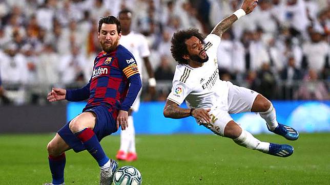 Penyerang Barcelona Lionel Messi, menjegal bek Real Madrid Marcelo dalam pertandingan Liga Spanyol di  Santiago Bernabeu, Madrid, 2 Maret 2020. REUTERS/Sergio Perez