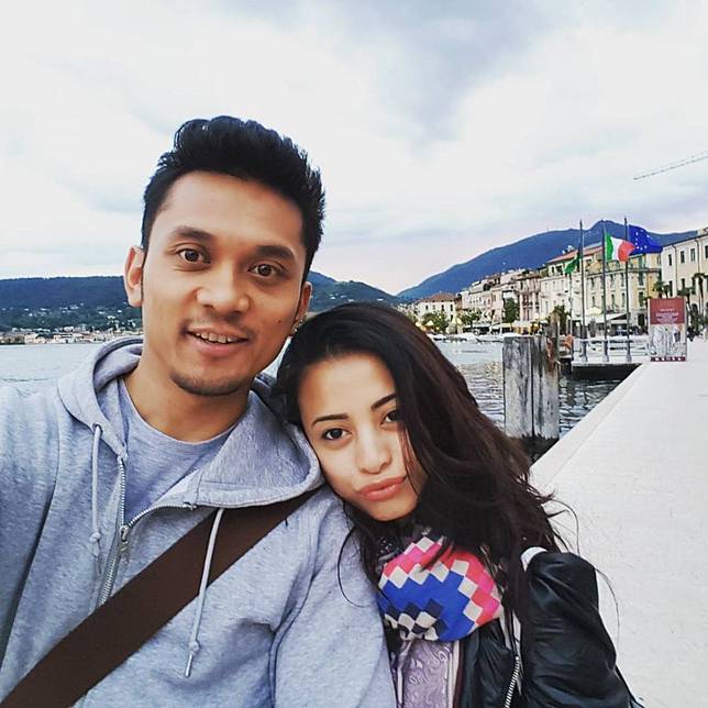 10 Potret Mesra Keluarga Angie 'Virgin' yang Kini Tinggal di Inggris