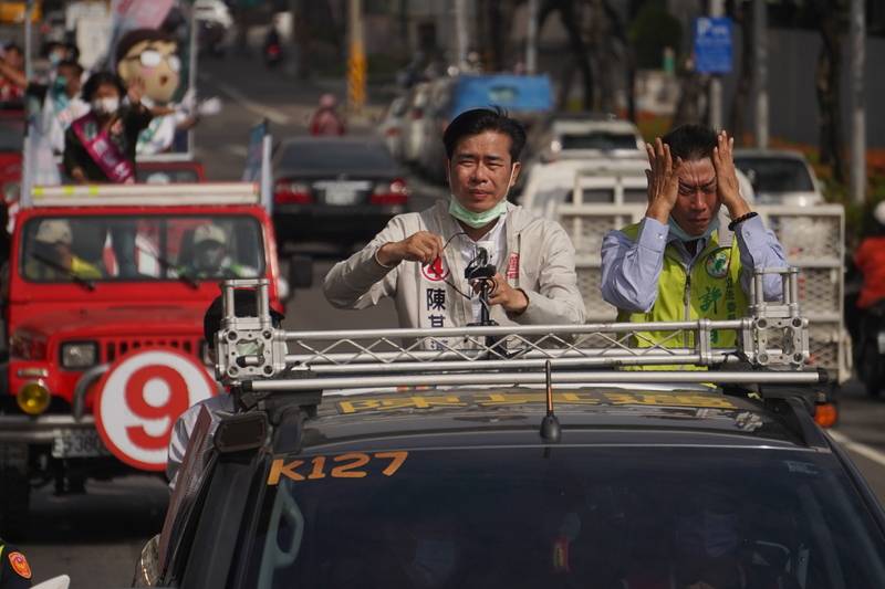 許智傑陪同陳其邁車隊掃街塗防曬油（1） 圖 中央通訊社 Line Today