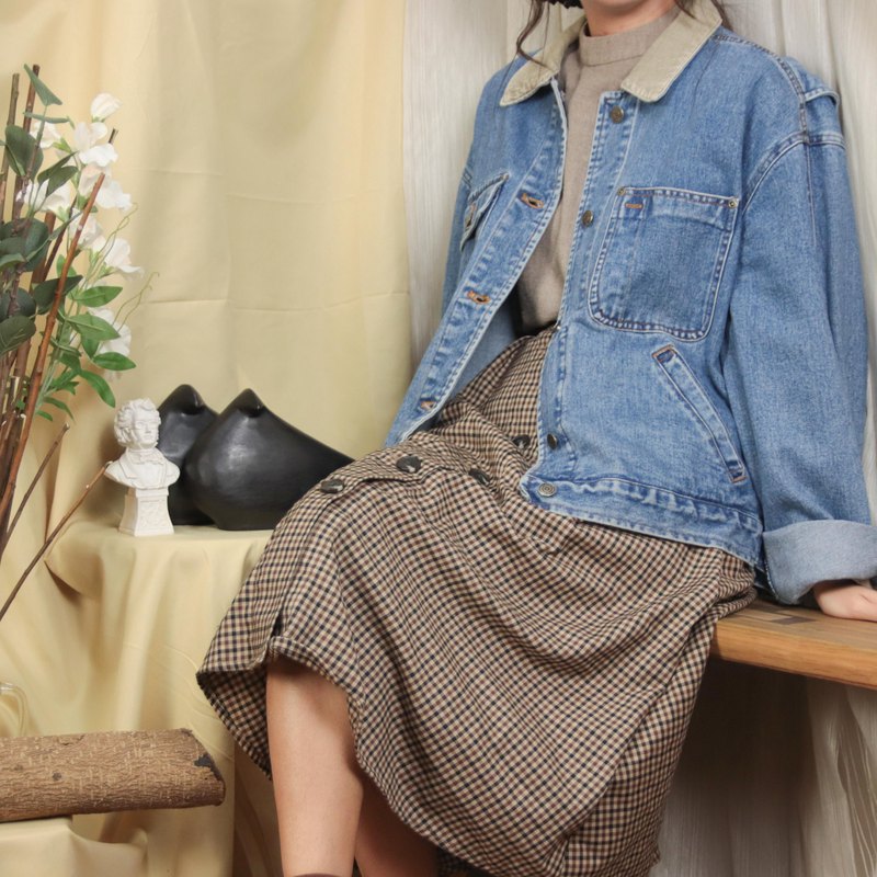 ●材質:丹寧 ●商品敘述: 落肩，燈芯絨領，鈕扣式，色落明顯，兩個側口袋及兩個胸前口袋，袖口及背後有調節釦，袖口有褪色及些微黃漬，右側腰部有破損