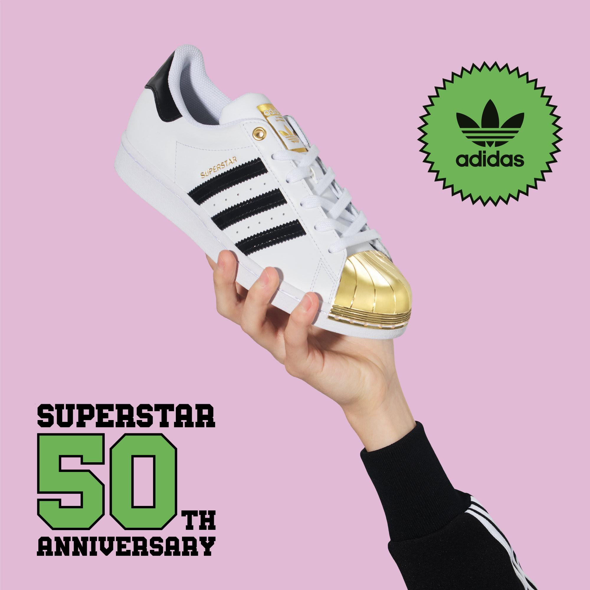 搭載金色貝殼鞋頭的 adidas Superstar 鞋款