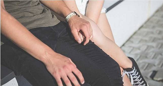 處女膜破裂！15歲女和男友「愛愛」被媽撞見　下場曝光