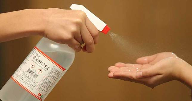 洗手後再噴酒精「雙重防護」？皮膚科醫師：恐造成反效果