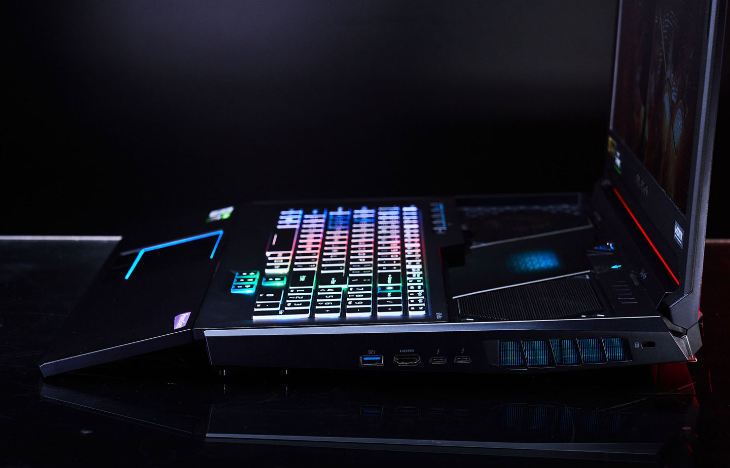 Predator Helios 700 獨特的 HyperDrift 滑動式鍵盤設計，兼具了使用舒適性與散熱強化。