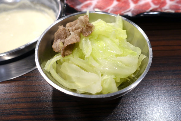 三重蘆洲火鍋推薦-魏大爺火鍋店，捷運三民高中站鍋物套餐，蘆洲個人火鍋，蘆洲親子餐廳，大份量肉盤，可客製化選餐的蘆洲火鍋推薦 