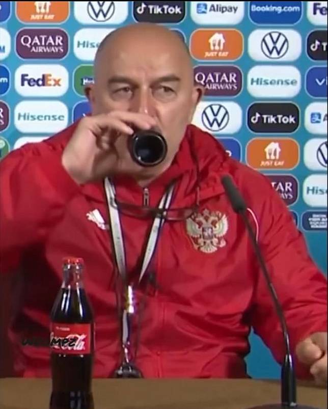 Siap Grak Viral Video Pelatih Rusia Stanislav Cherchesov Membalas Ronaldo Pogba Dan Babe Dengan Meminum Coca Cola