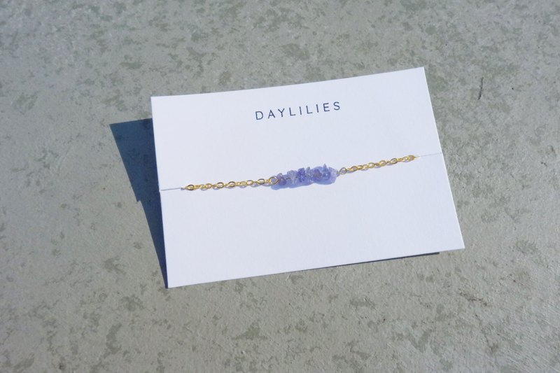 使用坦桑石碎石製作而成的手鏈，採用可調教的鏈尾部份，適合每位使用者