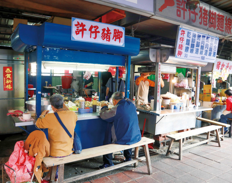 位於台北市大稻埕慈聖宮附近的「許仔豬腳麵線」，擁有許多死忠顧客。（圖／林士傑攝）