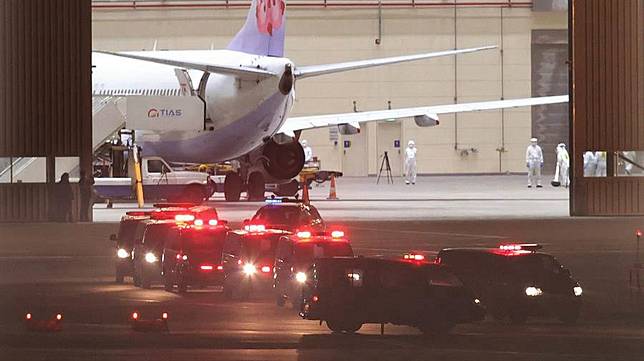 滯留日本的鑽石公主號郵輪台籍旅客21日搭機返台，班機落地後旅客搭乘救護車直接前往醫院。（范揚光攝）