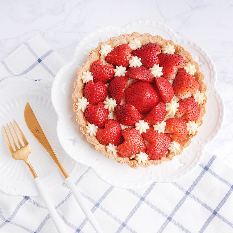 【Hot 莓你不行草莓塔】體驗製作 碩大艷紅的草莓，總能牢牢抓住人們目光 1、2、3、4、5、6、7、8、9… 一顆接一顆的疊進法式布丁餡裡 莓果特有清新香氣隱隱帶著酸甜 巧妙的妝點，讓素雅的塔變身嬌