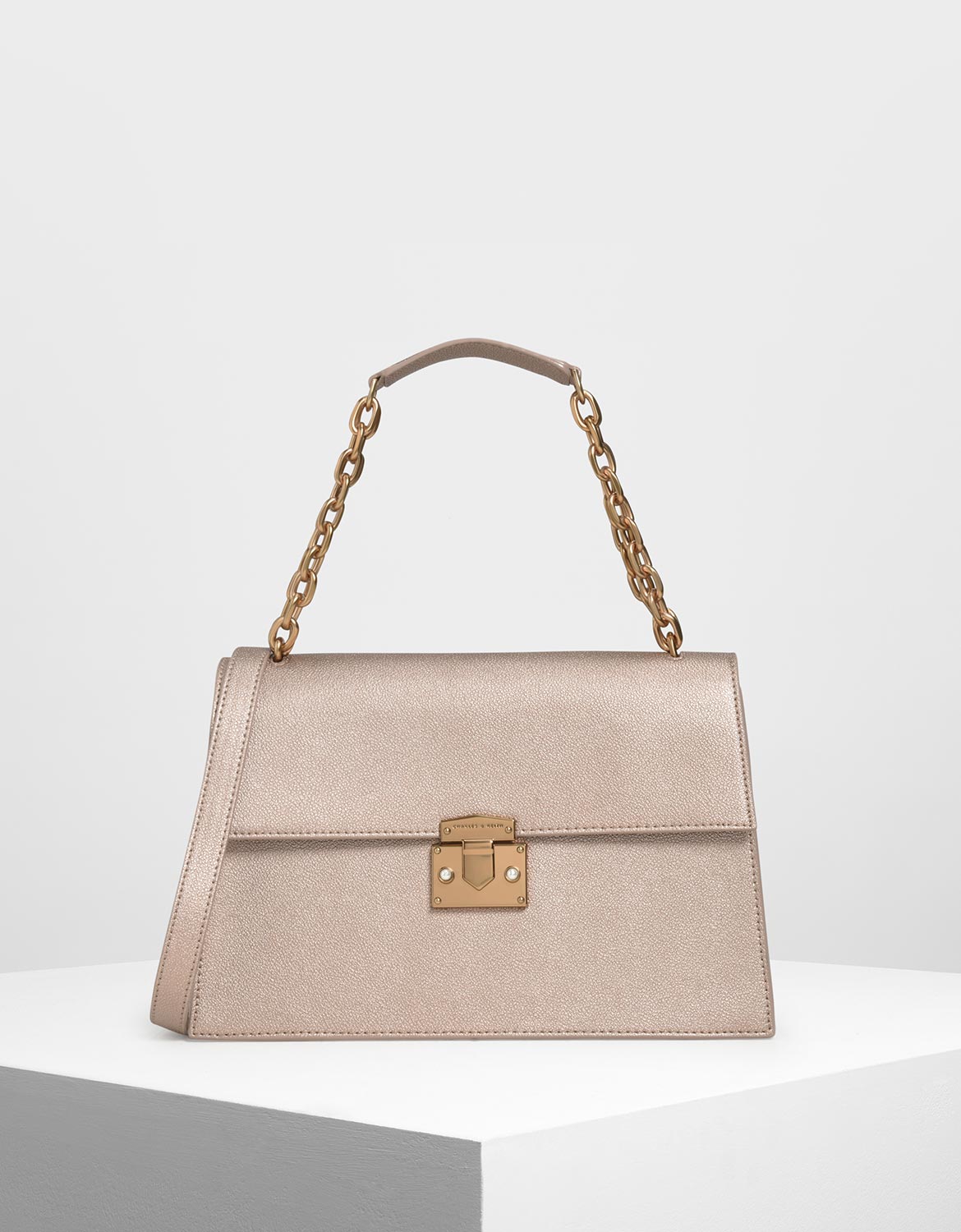 具備實用性與經典設計的包款，可輕易襯托出任何裝扮的風格。