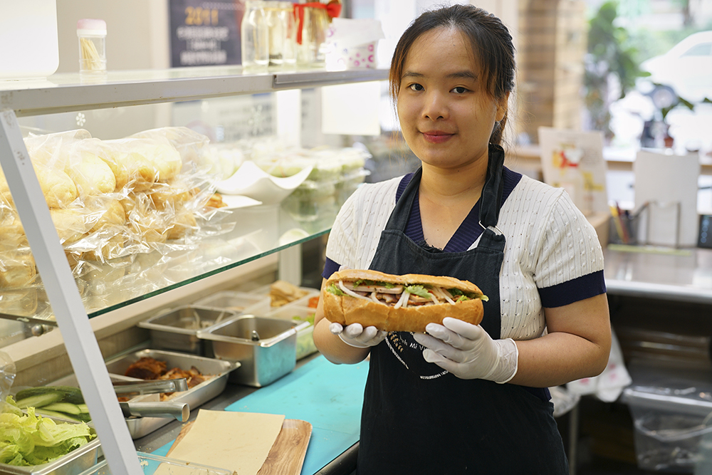 在主廚阮氏春香的成長記憶中，無論上學前、午餐時或運動後，隨時都能買到新鮮脆口、餡料豐富的越式法包，她希望將這項自己喜歡的越南國民小吃推薦給高雄人。(攝影/Cindy Lee)