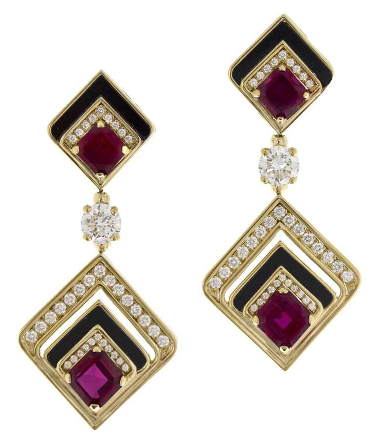 BVLGARI「Wild Pop」系列頂級紅寶石與縞瑪瑙耳環╱頂級黃K金耳環，鑲嵌縞瑪瑙、4顆紅寶石、2顆圓形明亮切割鑽石與密鑲鑽石。（圖╱BVLGARI提供）