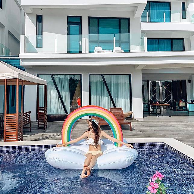 ▲在游泳池拍出亮麗美照，滿滿的度假氣息。（圖/ IG@_wenny09)