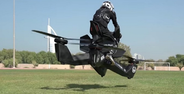 機甲創世紀？法國重機改裝廠 Lazareth 釋出一款搖臂變形、輪軸帶有噴射引擎的飛天四輪重機影片