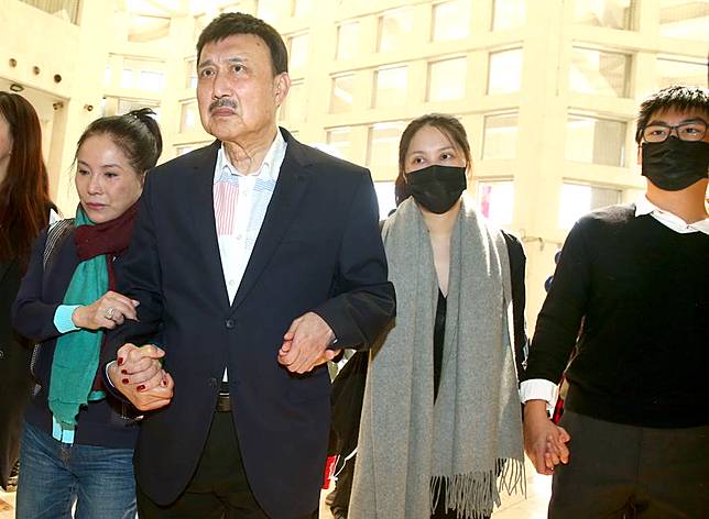 余苑綺(右二)直腸癌復發，22日由父親余天(左二)及母親李亞萍(左)等家人陪同至榮總複診。(粘耿豪攝) 