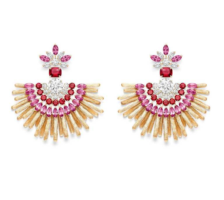 PIAGET「Golden Oasis」頂級珠寶系列╱Play of Lights「漠地日虹」紅寶石頂級珠寶鑽石耳環╱6,350,000元。（圖╱PIAGET提供）