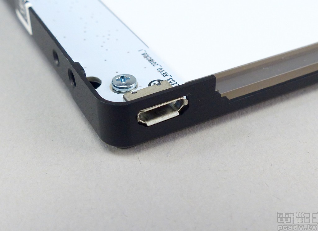 RGB LED 電源以及控制訊號輸入採用 Micro-USB 介面，僅能使用附屬轉接線連接至 +12V、G、R、B，不可連接至其它針腳