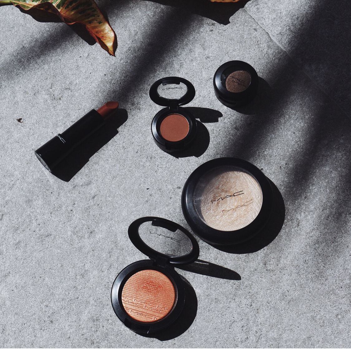 各式各樣不同種類與質地的打亮修容彩妝品