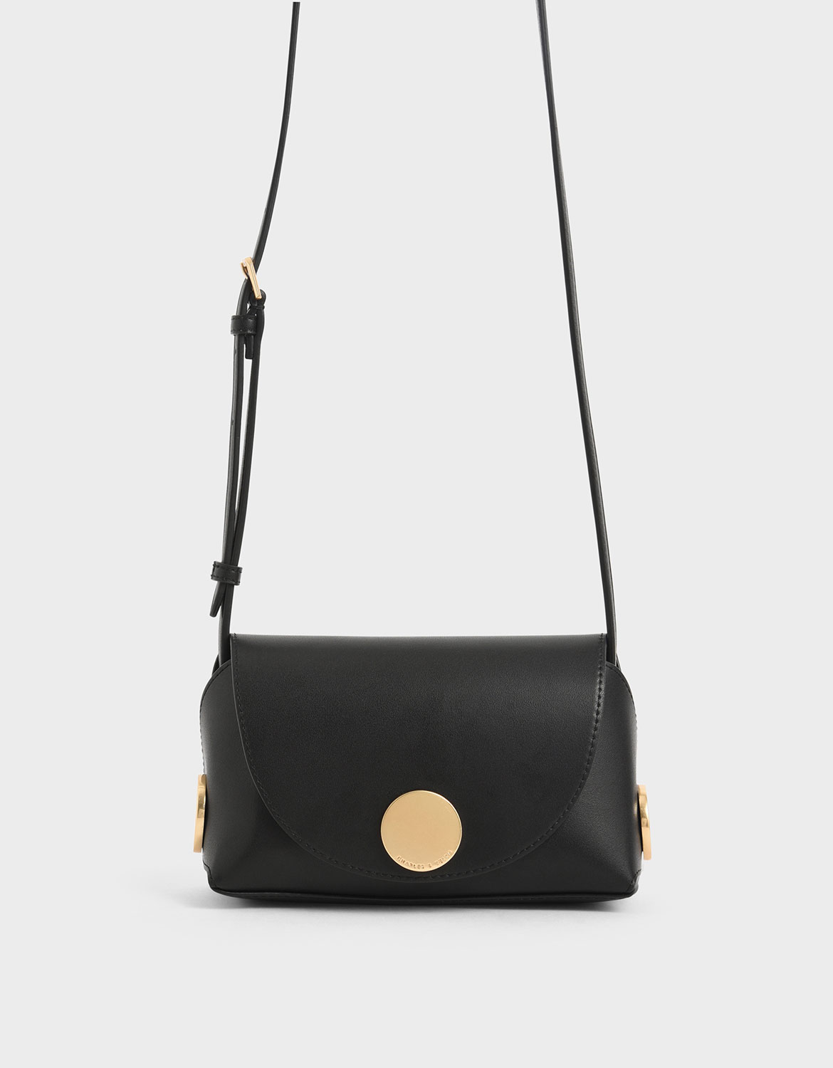 低調的立體剪裁因閃亮金屬細節而與眾不同，細緻簡約的外型無論通勤或是休閒時光都一樣受用。