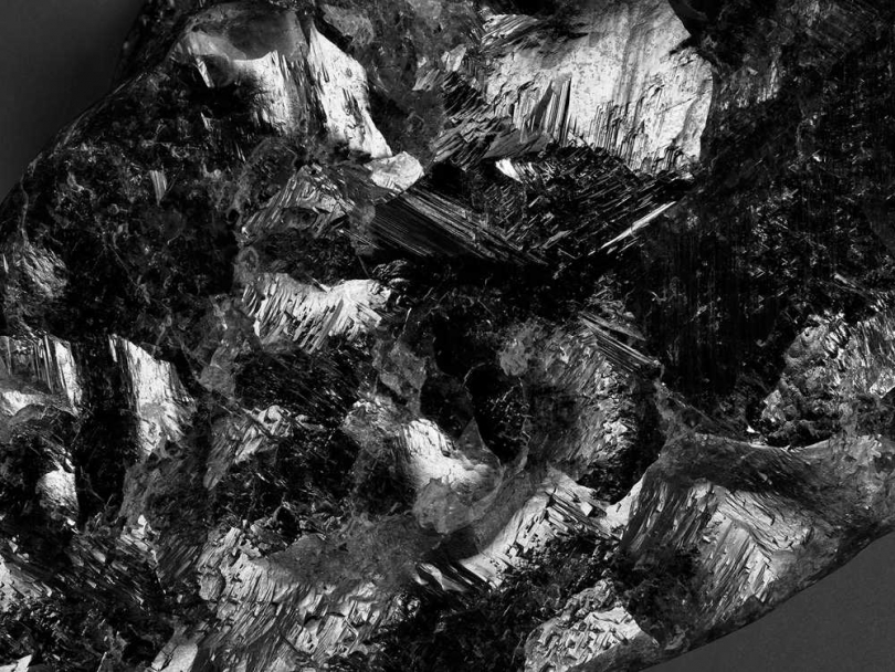 被命名為「Sewelô」的史上第二巨大鑽石原石，代表「稀世珍寶」之意。（圖╱LOUIS VUITTON提供）