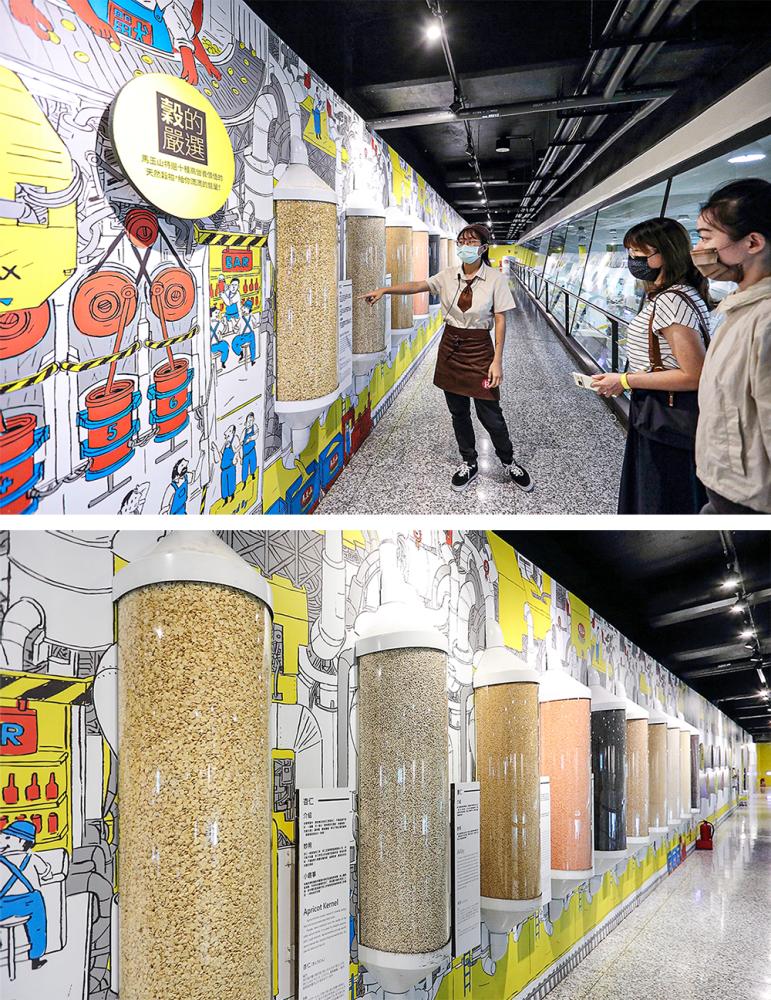 順著馬玉山故事館的環形玻璃空橋繞一圈，觀看隨身包產線的包裝流程，認識品牌歷史和日常生活中食用的穀物。(攝影/Carter) 