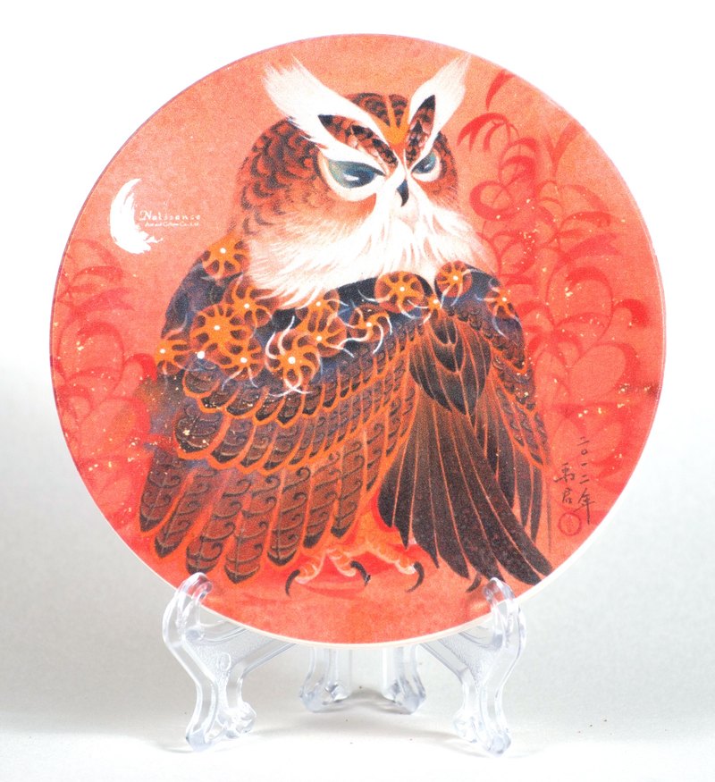 膠彩畫是固有之東方繪畫元素，用鮮豔的天然寶石、岩石、礦物、貴金屬等研磨成粉末調和動物膠熬煮之後調合製作而成，在效果呈現上可中可西，可清雅脫俗，可富麗堂皇。近年來從事膠彩藝術創作者漸增，郭禹君老師憑藉著