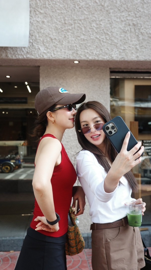 พี่คนสวยกับแก๊งค์หมาแก่😖